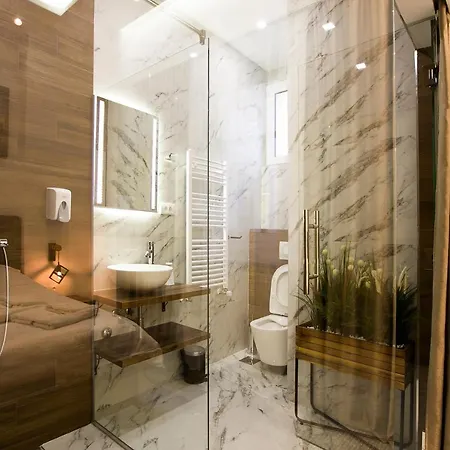 East & West Apartment Belgrad