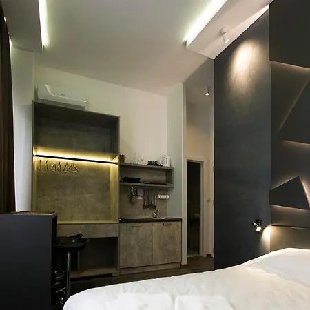 East & West Apartment *
