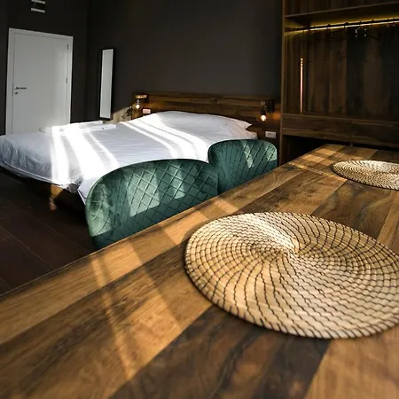East & West Apartment