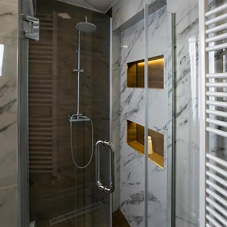 East & West Apartment Belgrad