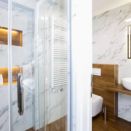 East & West Apartment Belgrad
